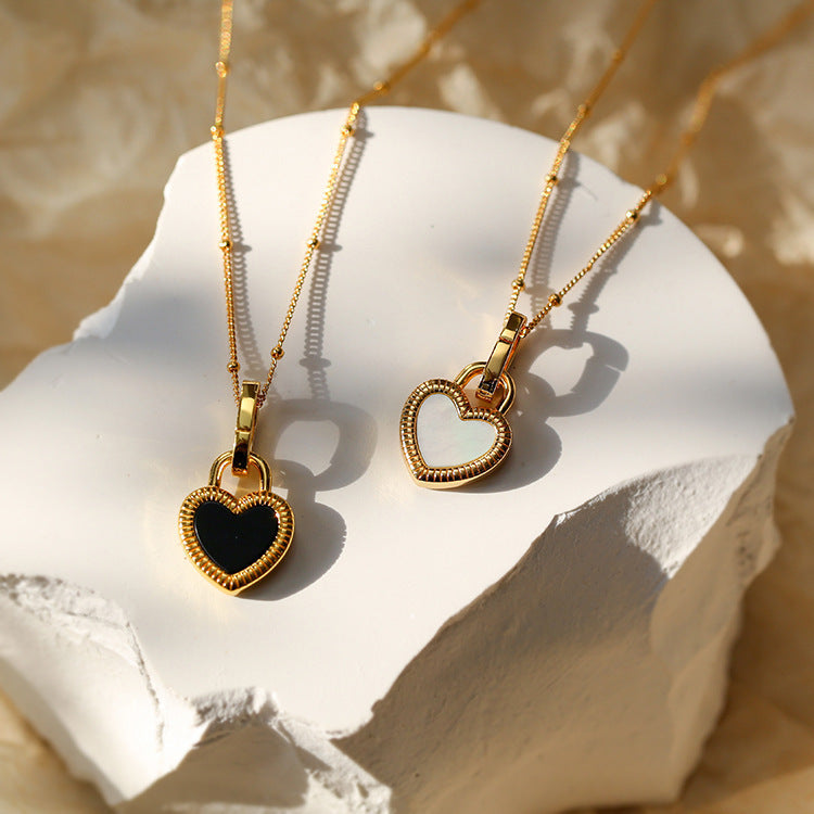 Elegante Herz-Halskette aus Gold mit schwarz-weißen Akzenten