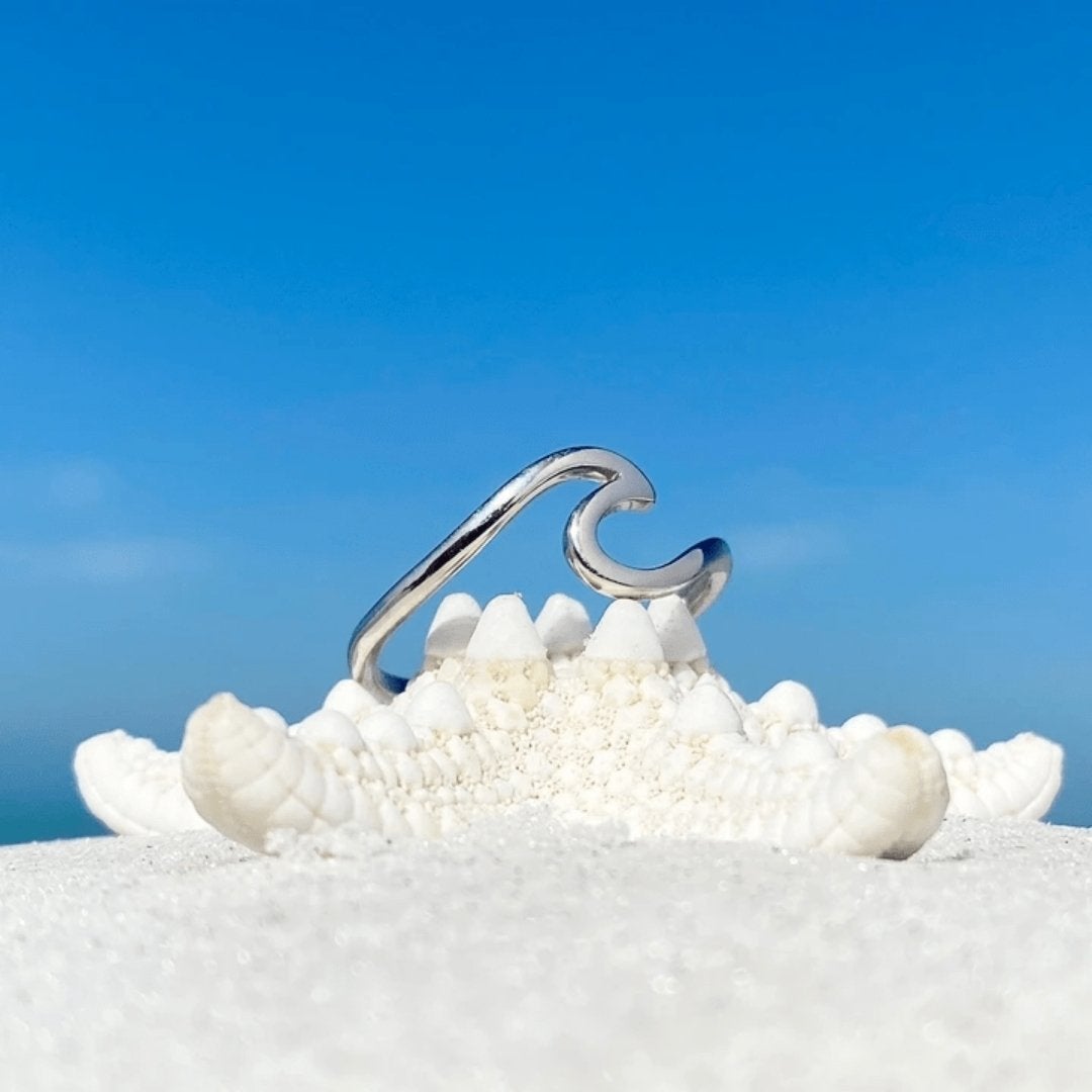 Eleganter Ring mit silbernem Meereswellen-Design