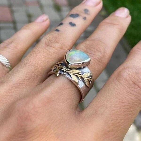 Eleganter Opalring im Blattdesign
