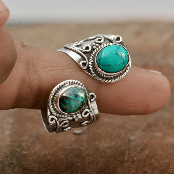 Fascinierender verstellbarer Ring mit eleganten doppelten Türkissteinen