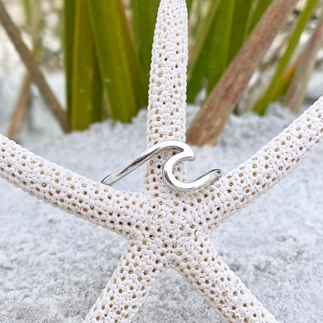 Eleganter Ring mit silbernem Meereswellen-Design
