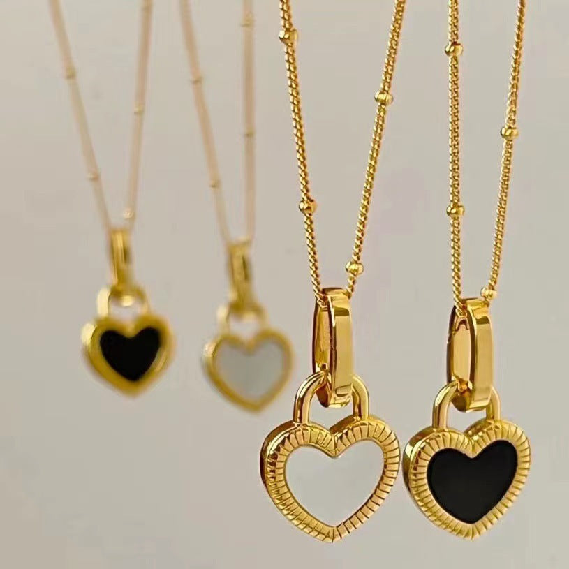 Elegante Herz-Halskette aus Gold mit schwarz-weißen Akzenten