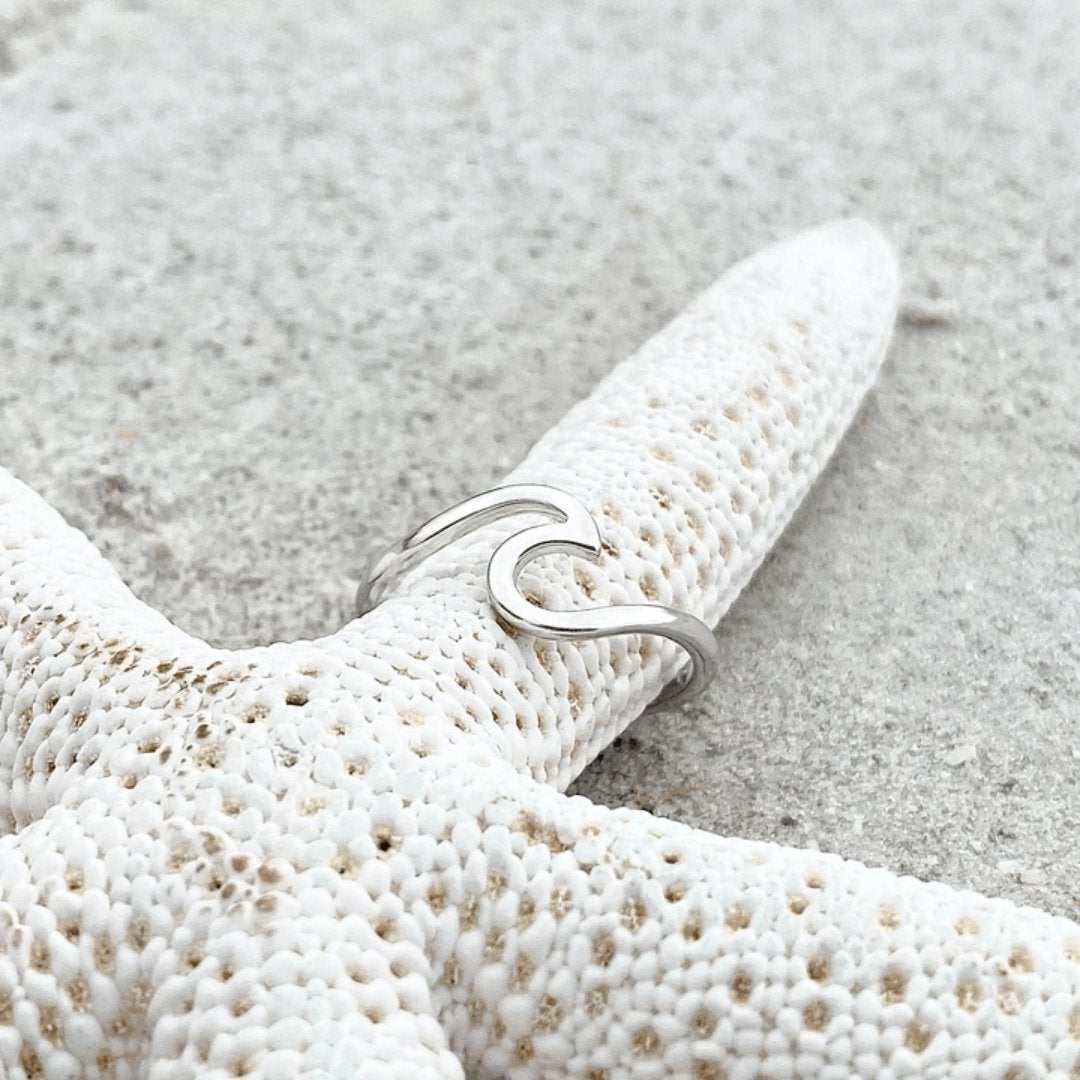 Eleganter Ring mit silbernem Meereswellen-Design