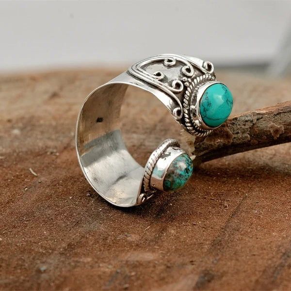 Fascinierender verstellbarer Ring mit eleganten doppelten Türkissteinen