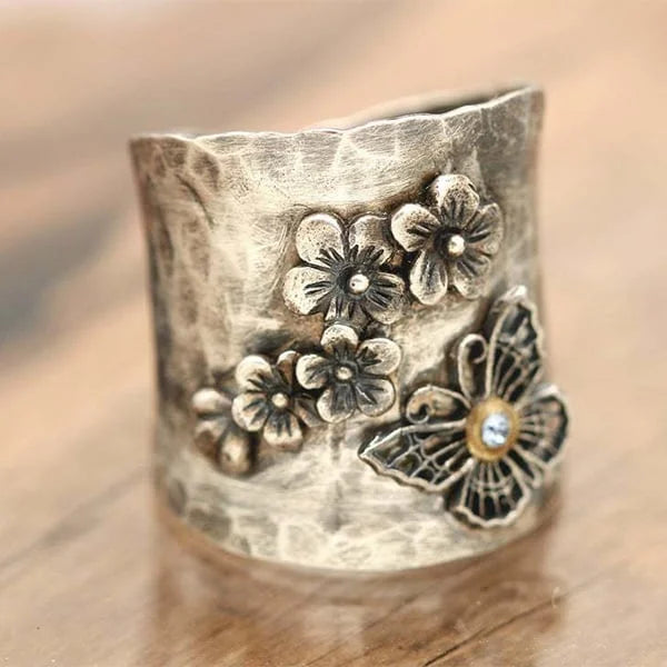 Blossom- und Schmetterlingsbreiter Ring – Umarmen Sie die Schönheit der Natur