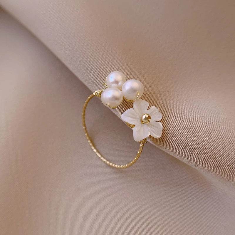 Eleganter Goldring mit Blütendesign und schimmernder Perlmuschel