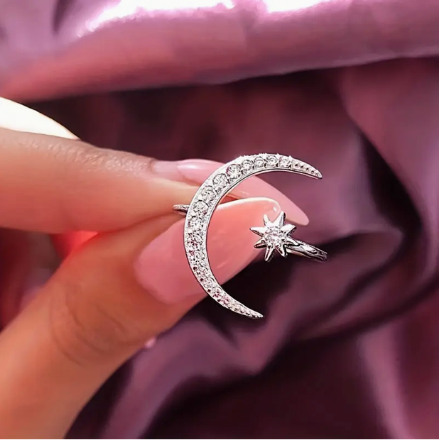 Eleganter Silberring mit strahlendem Mond- und Stern-Diamanten