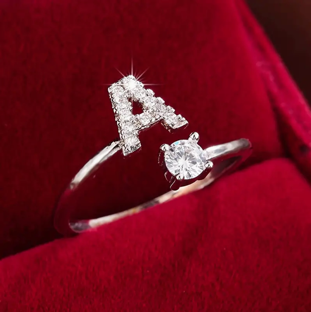 Schmuckstück aus Gold und Silber: Eleganter Diamanten-Buchstabenring