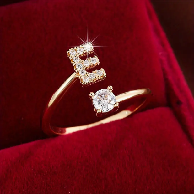 Schmuckstück aus Gold und Silber: Eleganter Diamanten-Buchstabenring