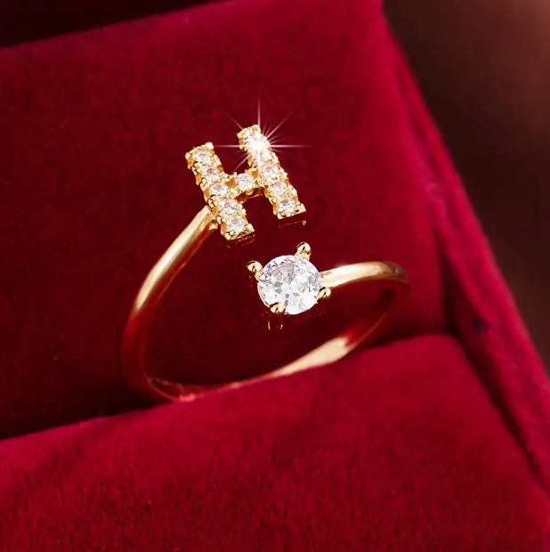 Schmuckstück aus Gold und Silber: Eleganter Diamanten-Buchstabenring