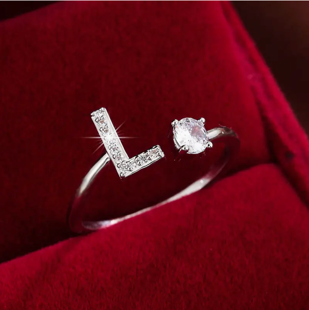 Schmuckstück aus Gold und Silber: Eleganter Diamanten-Buchstabenring
