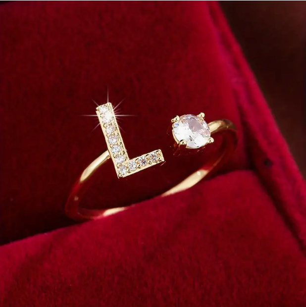 Schmuckstück aus Gold und Silber: Eleganter Diamanten-Buchstabenring