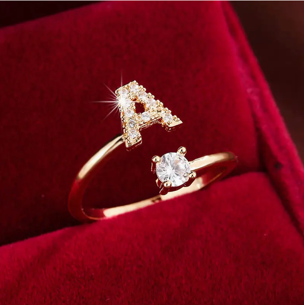 Schmuckstück aus Gold und Silber: Eleganter Diamanten-Buchstabenring