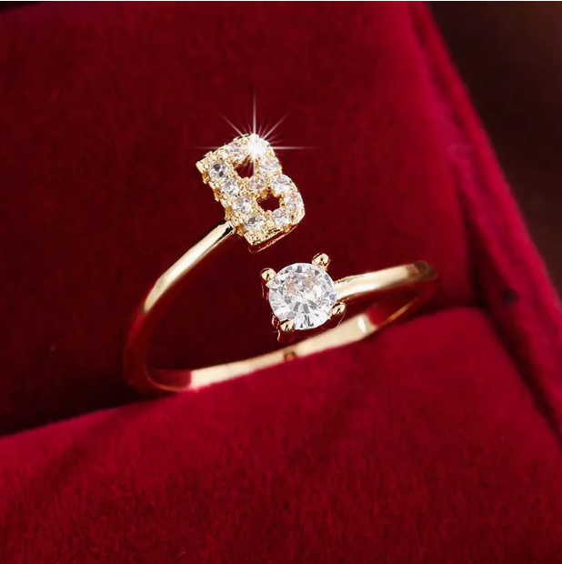 Schmuckstück aus Gold und Silber: Eleganter Diamanten-Buchstabenring