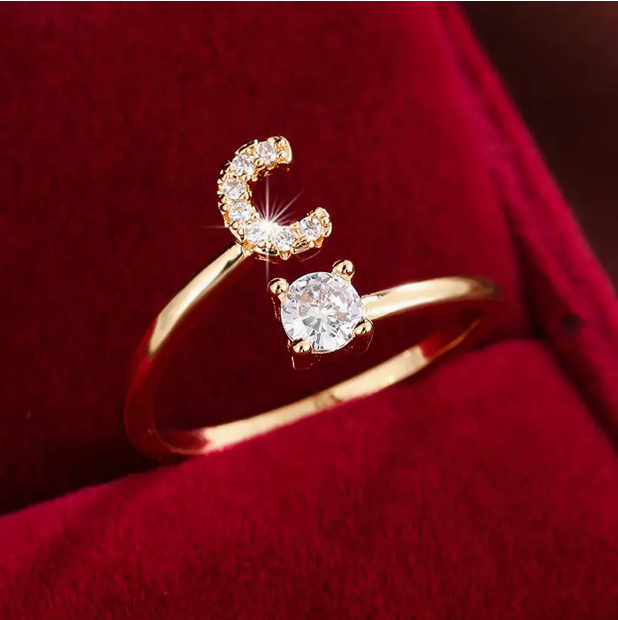 Schmuckstück aus Gold und Silber: Eleganter Diamanten-Buchstabenring