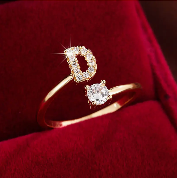 Schmuckstück aus Gold und Silber: Eleganter Diamanten-Buchstabenring