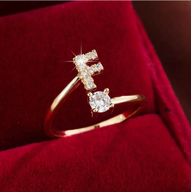 Schmuckstück aus Gold und Silber: Eleganter Diamanten-Buchstabenring