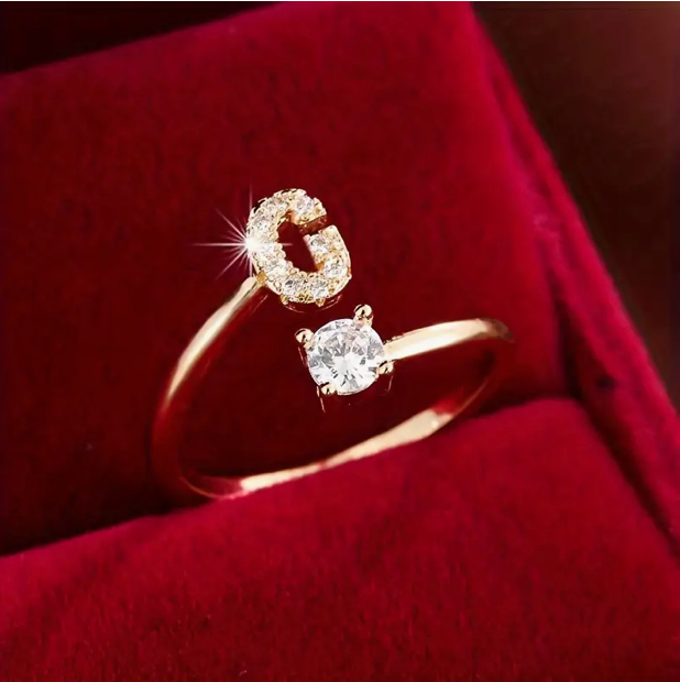 Schmuckstück aus Gold und Silber: Eleganter Diamanten-Buchstabenring