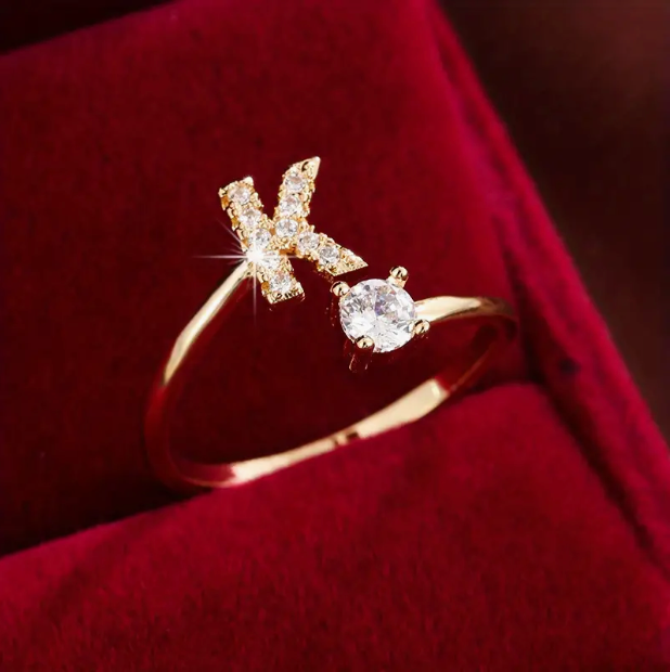 Schmuckstück aus Gold und Silber: Eleganter Diamanten-Buchstabenring