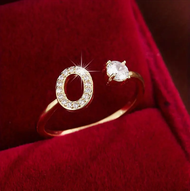 Schmuckstück aus Gold und Silber: Eleganter Diamanten-Buchstabenring