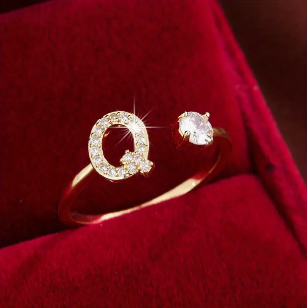 Schmuckstück aus Gold und Silber: Eleganter Diamanten-Buchstabenring