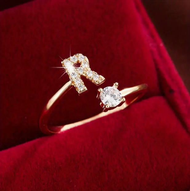 Schmuckstück aus Gold und Silber: Eleganter Diamanten-Buchstabenring