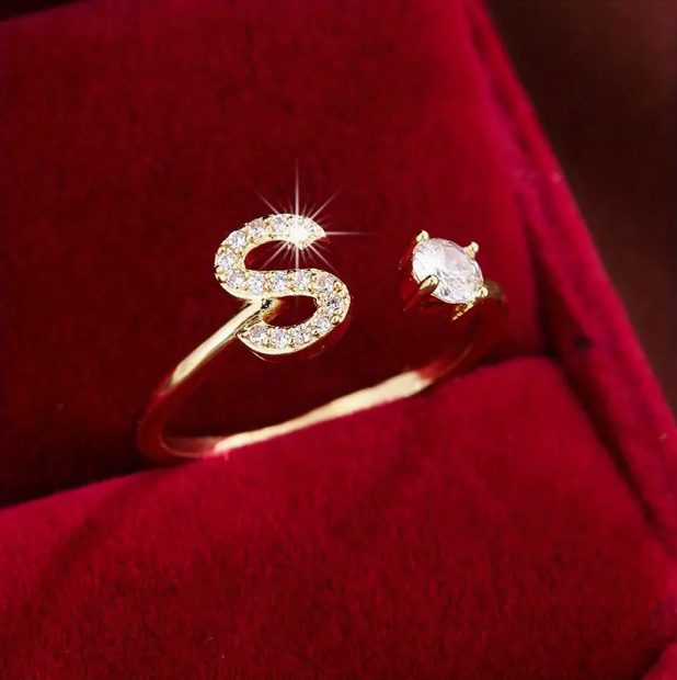 Schmuckstück aus Gold und Silber: Eleganter Diamanten-Buchstabenring