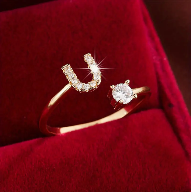 Schmuckstück aus Gold und Silber: Eleganter Diamanten-Buchstabenring