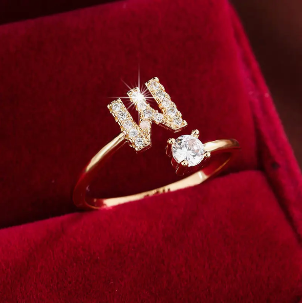 Schmuckstück aus Gold und Silber: Eleganter Diamanten-Buchstabenring