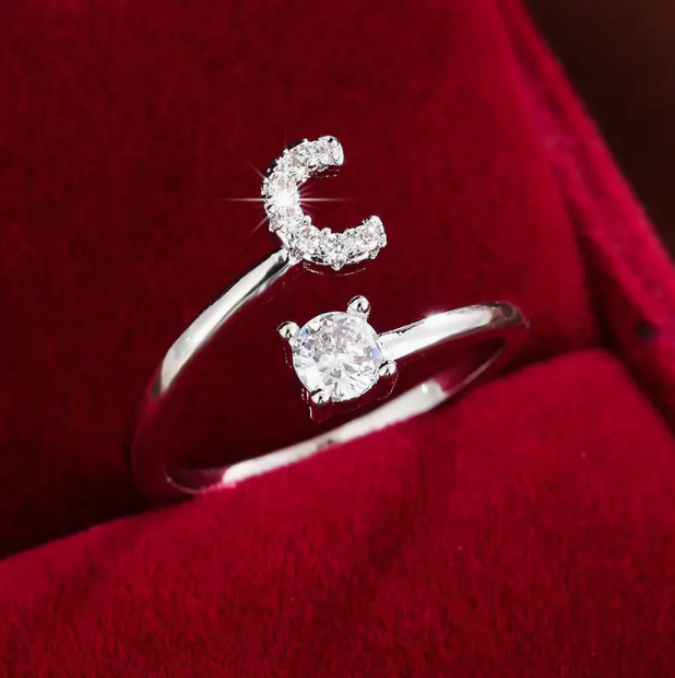 Schmuckstück aus Gold und Silber: Eleganter Diamanten-Buchstabenring