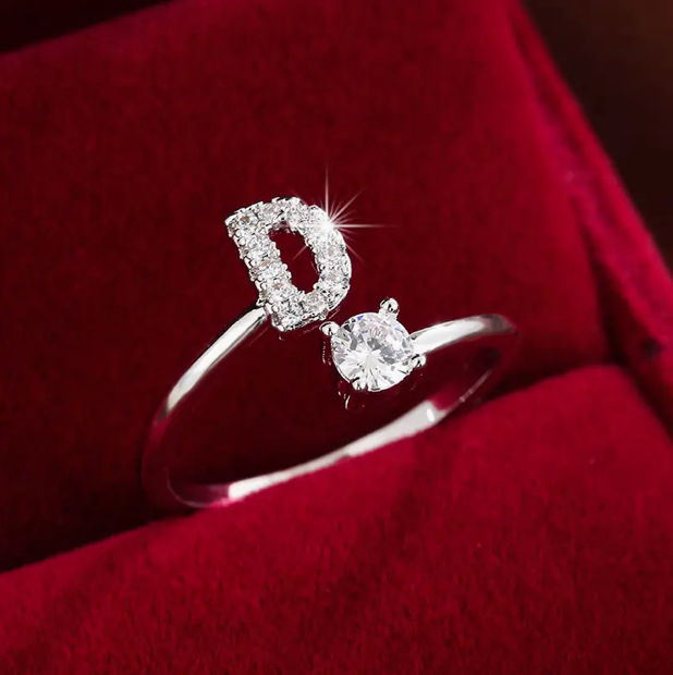 Schmuckstück aus Gold und Silber: Eleganter Diamanten-Buchstabenring