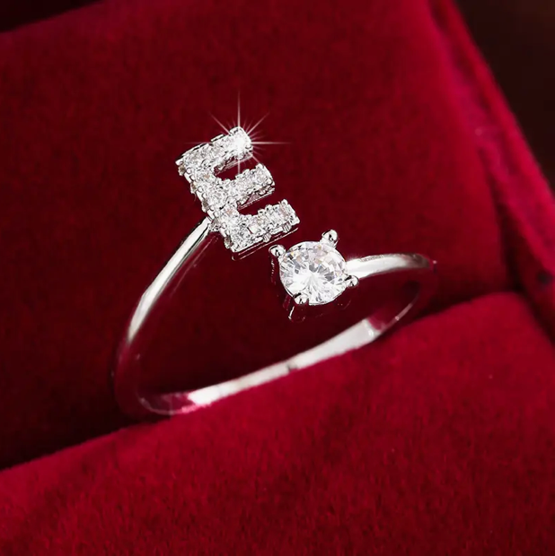 Schmuckstück aus Gold und Silber: Eleganter Diamanten-Buchstabenring