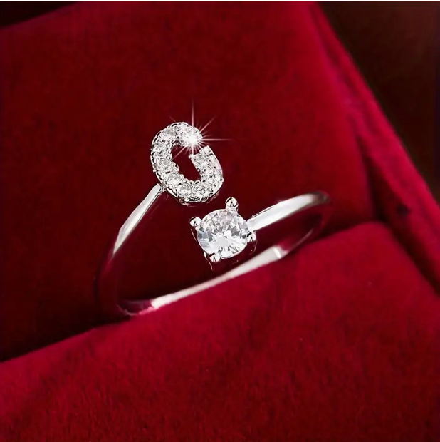 Schmuckstück aus Gold und Silber: Eleganter Diamanten-Buchstabenring