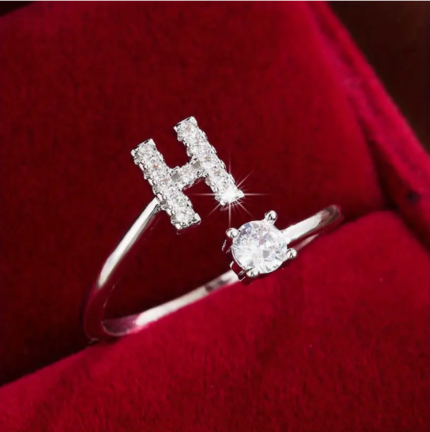 Schmuckstück aus Gold und Silber: Eleganter Diamanten-Buchstabenring