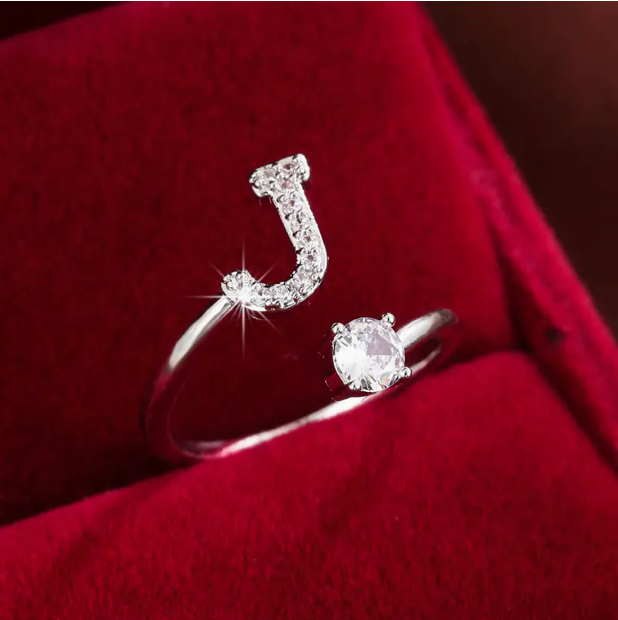 Schmuckstück aus Gold und Silber: Eleganter Diamanten-Buchstabenring
