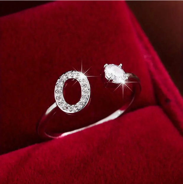 Schmuckstück aus Gold und Silber: Eleganter Diamanten-Buchstabenring