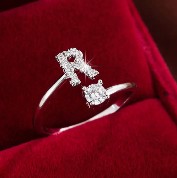Schmuckstück aus Gold und Silber: Eleganter Diamanten-Buchstabenring