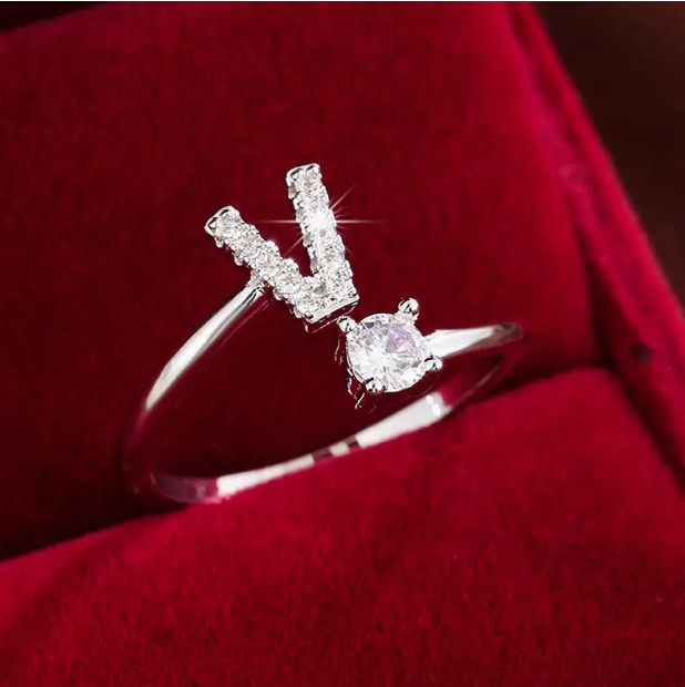 Schmuckstück aus Gold und Silber: Eleganter Diamanten-Buchstabenring