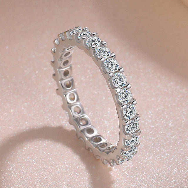 Eleganter Silberring mit funkelndem Zirkonia-Inlay