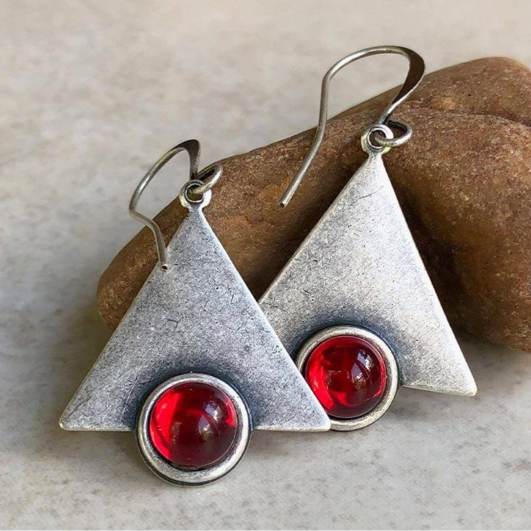 Wunderschöne Boho-Dreiecks-Ohrringe mit funkelnden roten Steinen aus hochwertigem Sterlingsilber