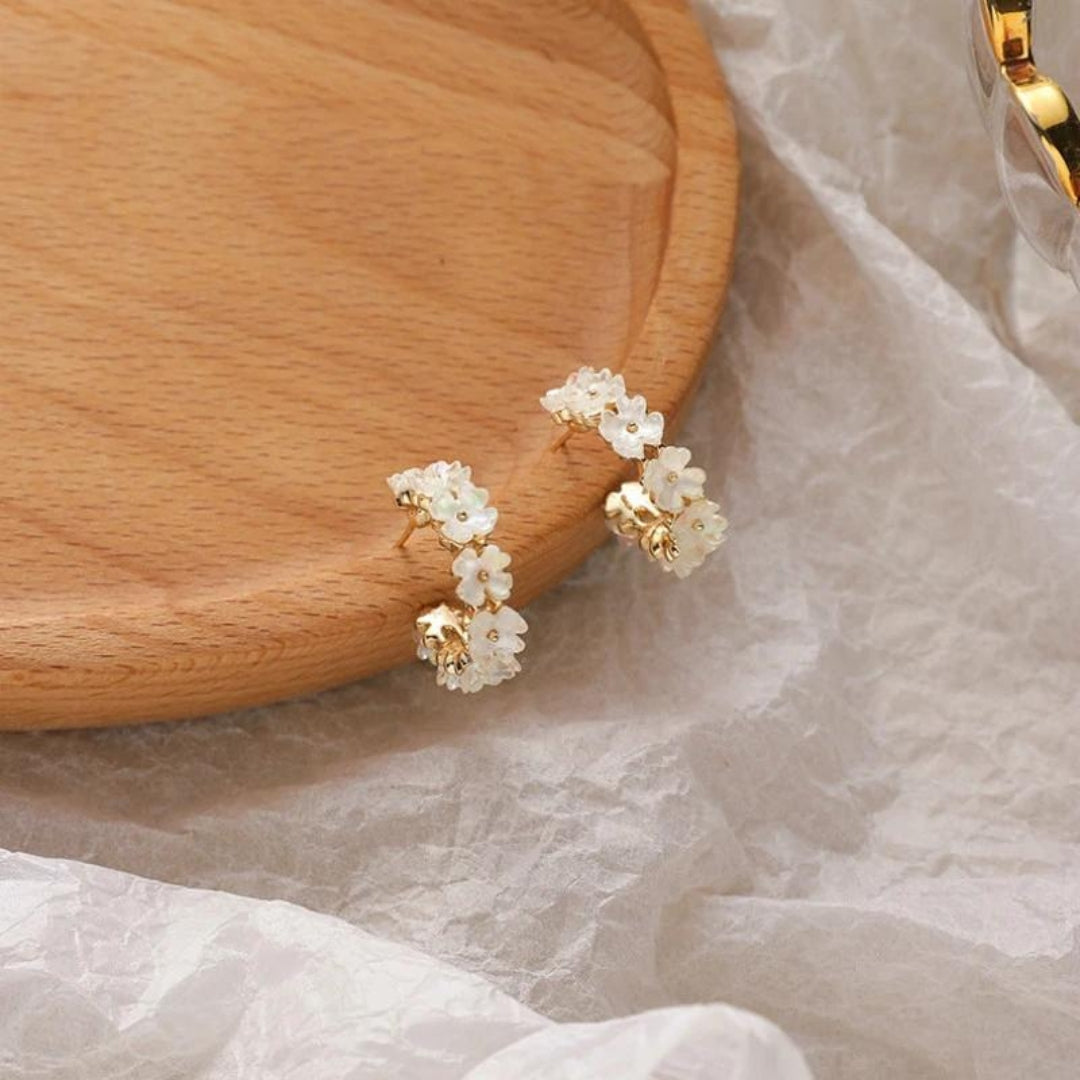 Elegante goldene Ohrringe im Gänseblümchen-Design