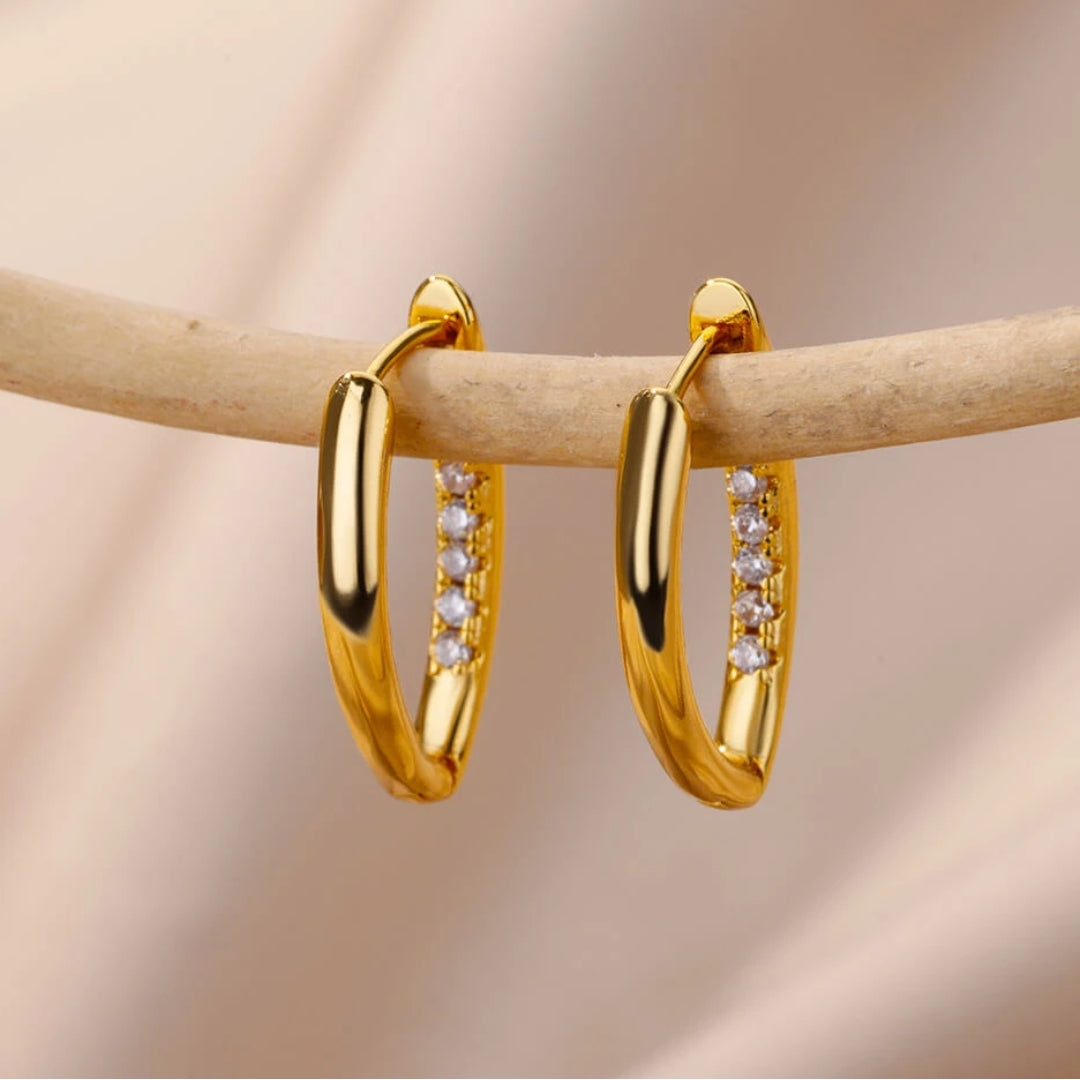 Elegante Gold-Ohrringe mit funkelnden Zirkonias