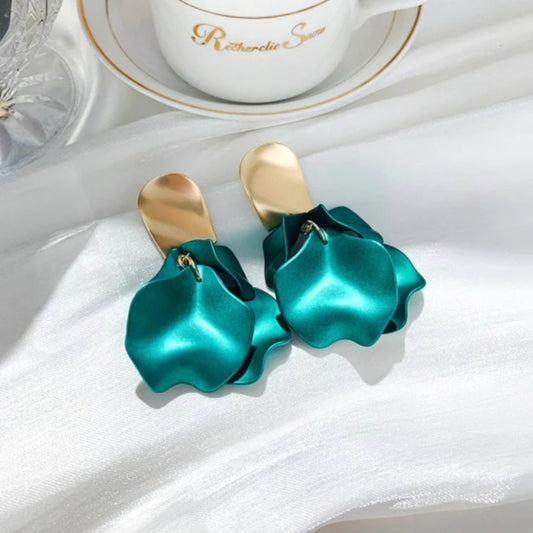 Schimmernde goldene Ohrringe mit eleganten blauen Blütenblättern