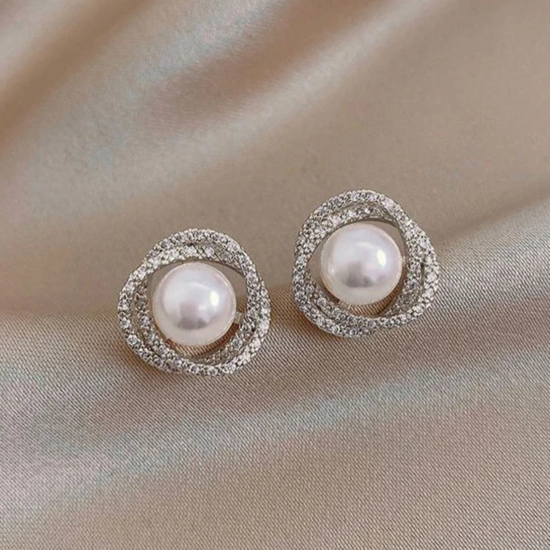 Elegante Perlenohrringe mit funkelndem Spiraldesign