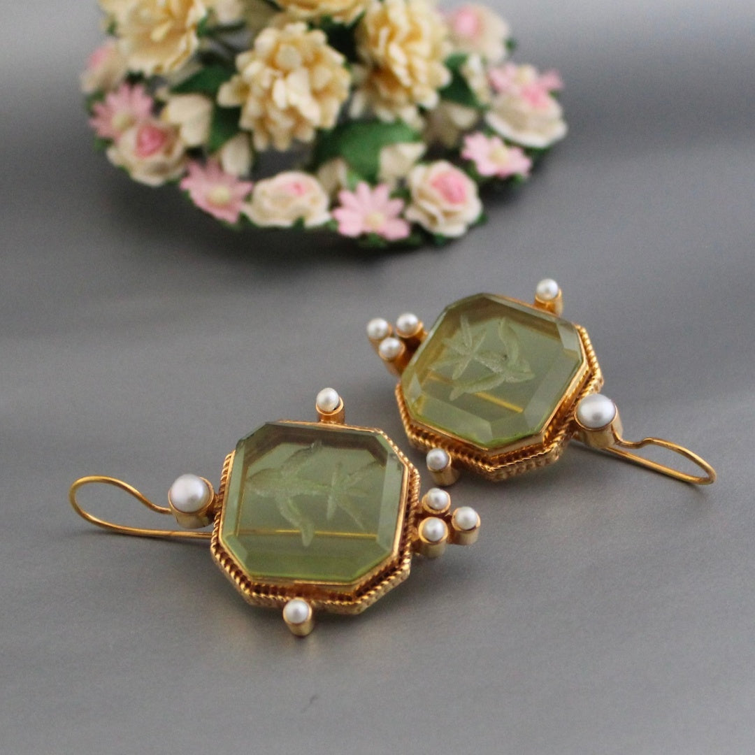 Elegante Vintage-Ohrringe mit grüner Akzentuierung und Perlenverzierung