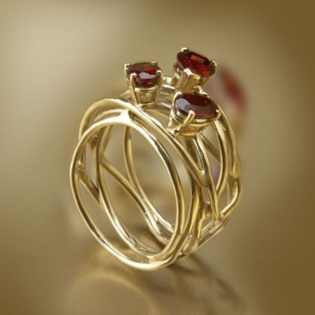 Zeitloser Vintage-Goldring mit funkelndem roten Zirkonia