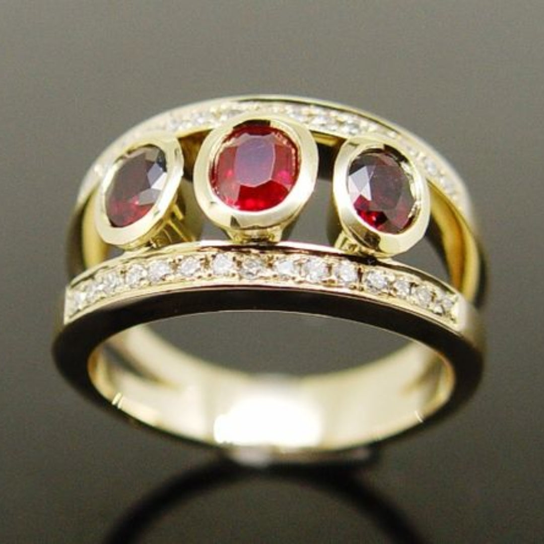 Eleganter Vintage Goldring mit funkelndem Rot Zirkonia