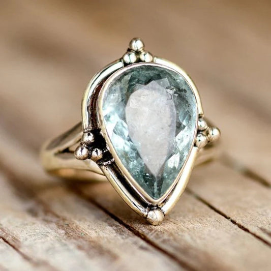 Vintage-Ring mit strahlendem blauen Kristalleinlage