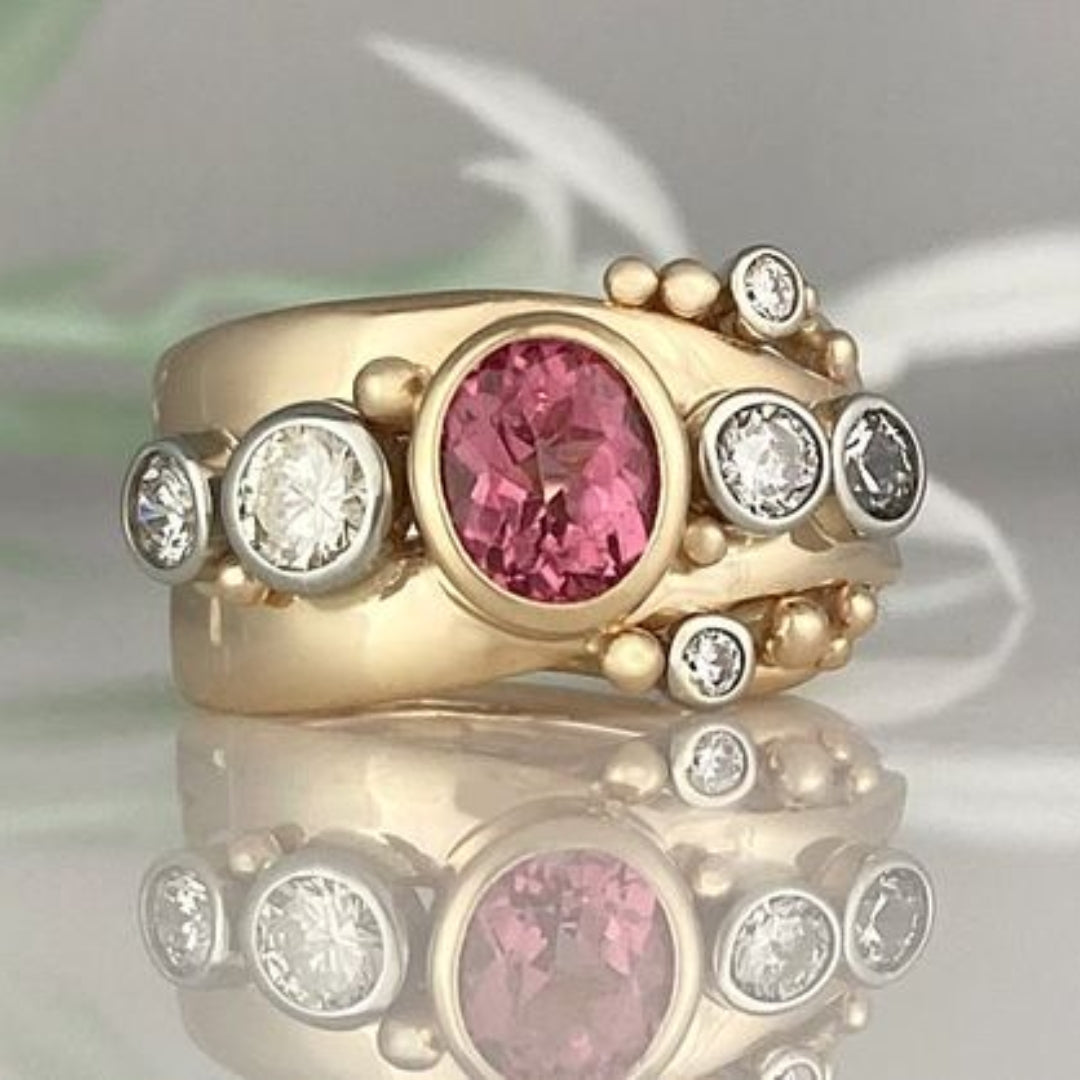 Eleganter Vintage-Ring aus Gold mit strahlendem roten Zirkon