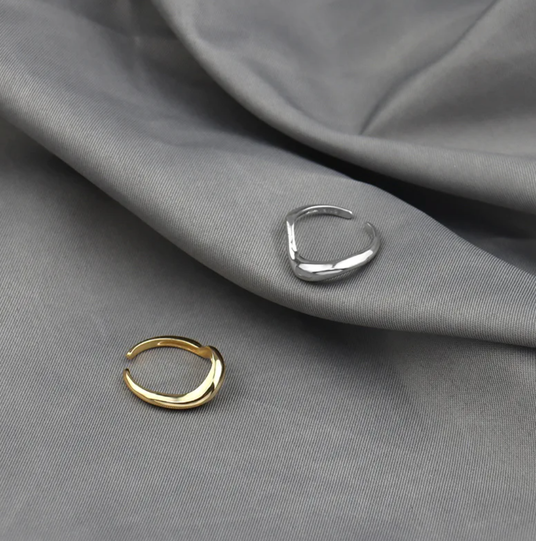 Stylischer Ring aus 18 Karat vergoldetem und 925er Sterlingsilber im harmonischen Design